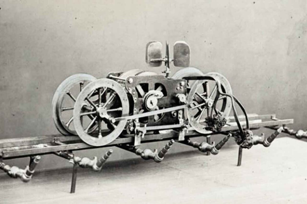 "Rattin" oznacza "myszkę" w dialekcie mediolańskim i był innowacyjnym systemem oświetlenia gazowego w Galleria Vittorio Emanuele II, działającym od otwarcia galerii do 1883 roku.