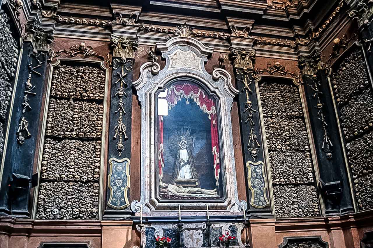 Wnętrze kościoła San Bernardino alle Ossa w Mediolanie z kaplicą czaszek
