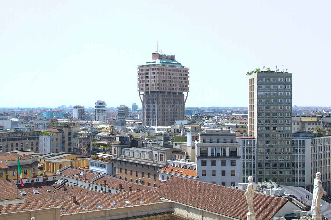 Widok z dachu Duomo na Torre Velasca - zachwycająca panorama Mediolanu. Historyczny urok spotyka się z nowoczesnym przepychem. Podziwiaj niesamowity widok z dachu katedry.