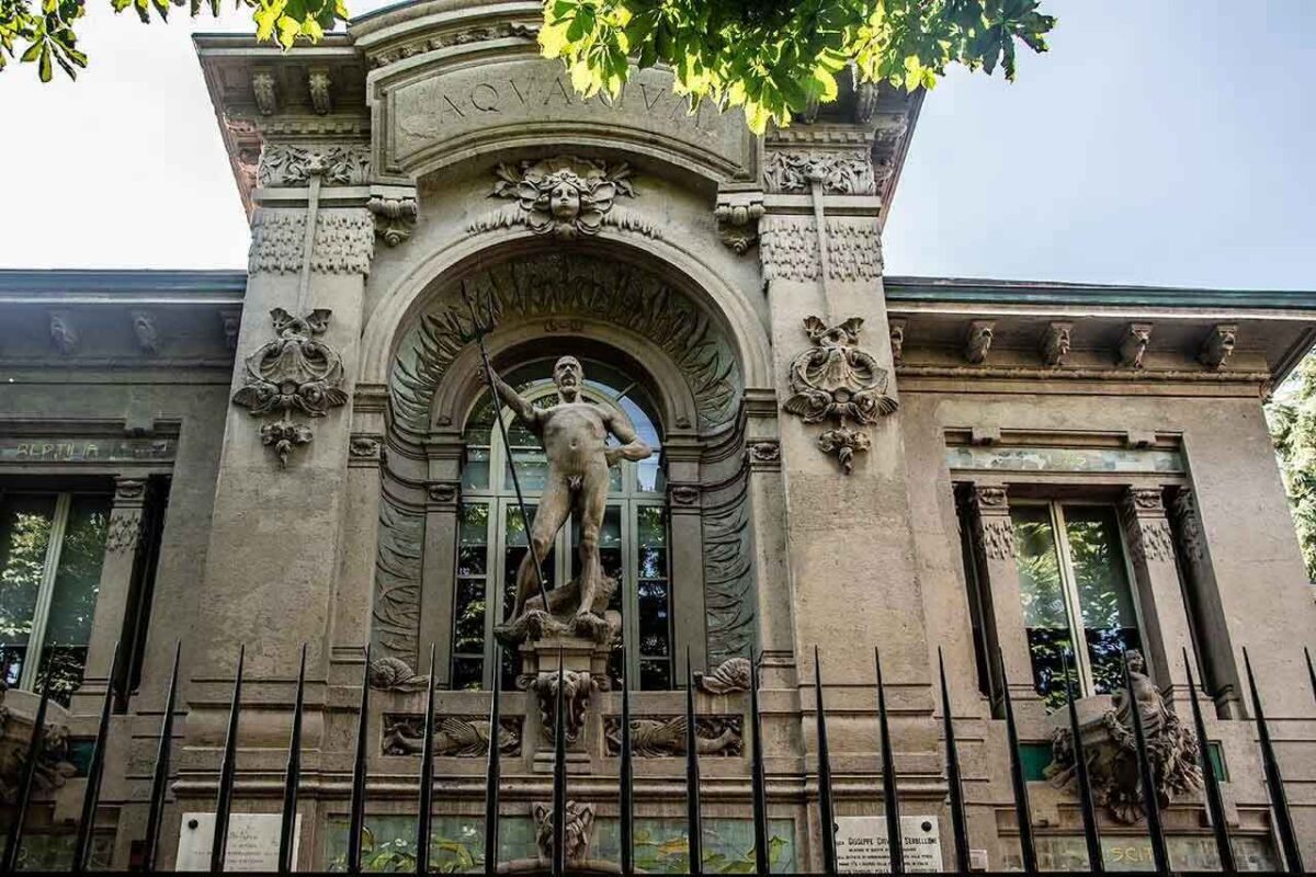 Fasada Acquario Civico w Mediolanie, jedno z najstarszych akwariów w Europie, znane z różnorodnych gatunków fauny i flory wodnej.