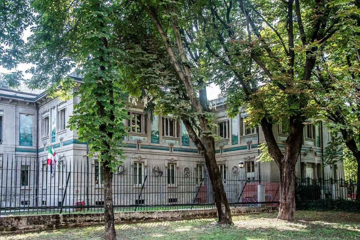 A view of the Acquario Civico in Milan, a historic aquarium surrounded by a park, offering a variety of fish and aquatic organisms.
