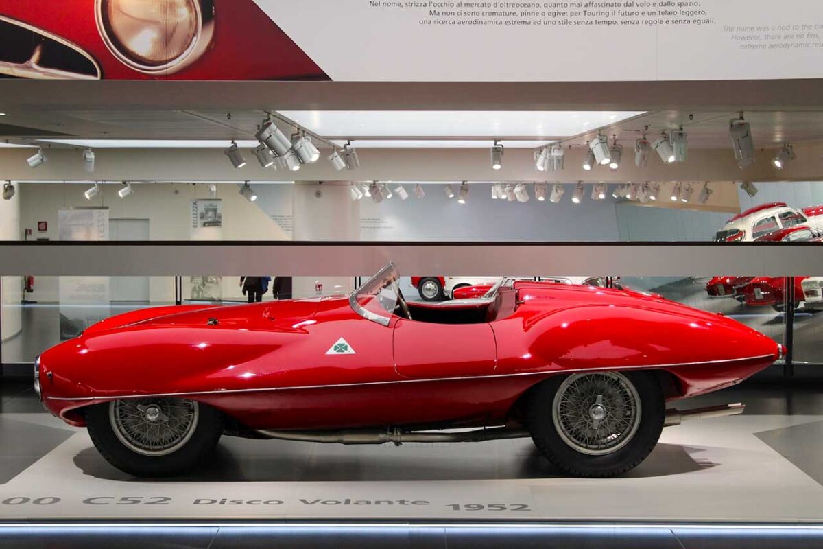 Model samochodu wystawiony w Muzeum Alfa Romeo, prezentujący historię i styl włoskiej motoryzacji.