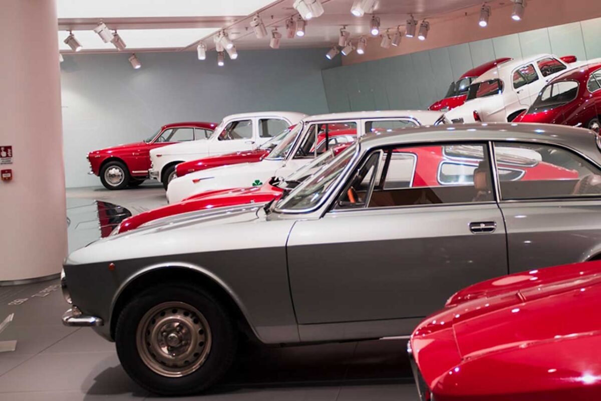 Zabytkowe i nowoczesne modele samochodów w Muzeum Alfa Romeo, prezentujące historię włoskiej motoryzacji.
