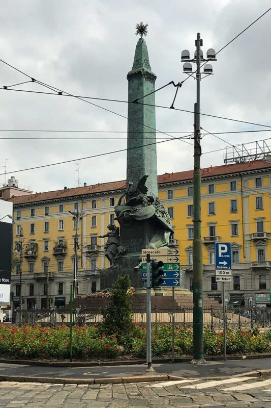 Pomnik na Piazza 5 Giornate w Mediolanie