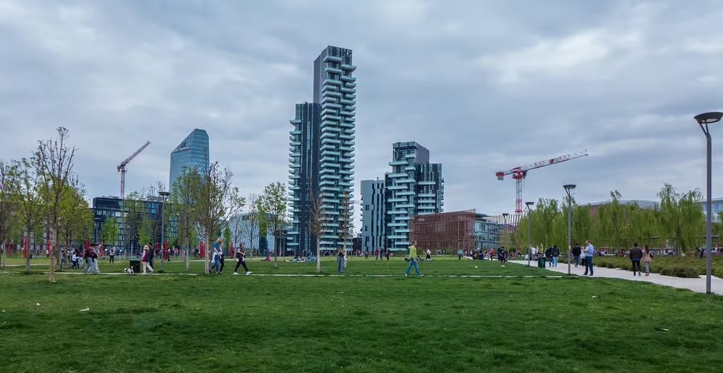 Widok na park Biblioteca degli Alberi w Mediolanie, nowoczesna przestrzeń zielona