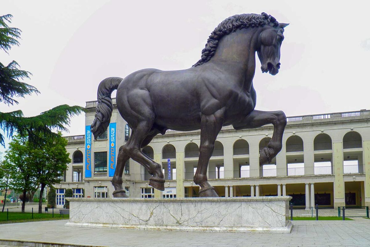 Monumentalna rzeźba Cavallo di Leonardo przy wejściu do Ippodromo del Galoppo di San Siro w Mediolanie, hołd dla geniuszu Leonarda da Vinci