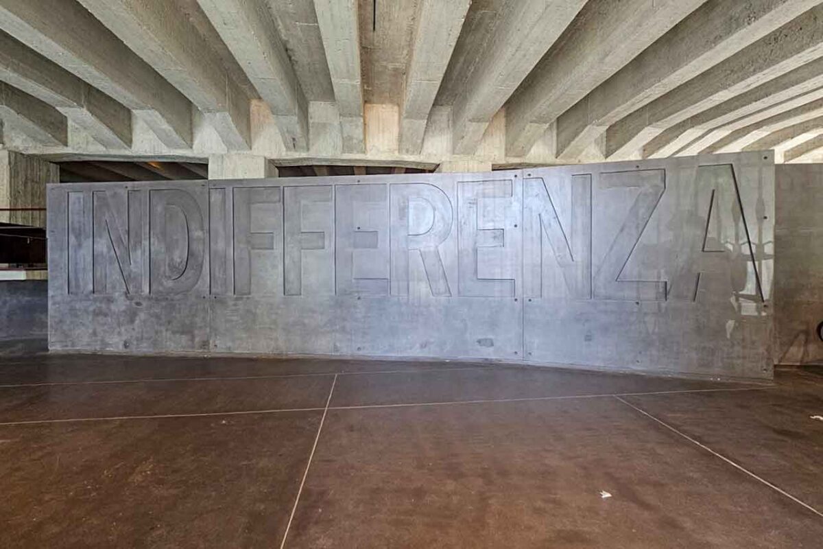 Fragment Memoriale della Shoah w Mediolanie z napisem "Indifferenza"