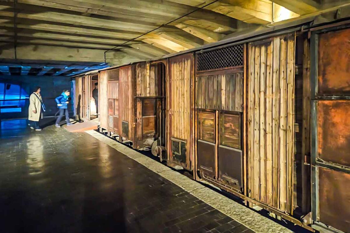 Stary wagon kolejowy na Binario 21, symbol deportacji z Memoriale della Shoah