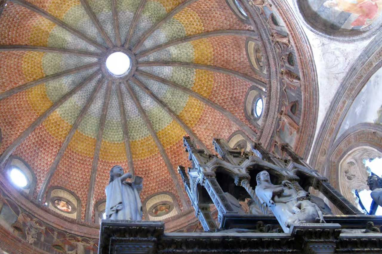 Kaplica Portinari przy bazylice Sant'Eustorgio w Mediolanie, wyjątkowy przykład sztuki renesansowej z bogatymi freskami i zabytkowymi detalami.