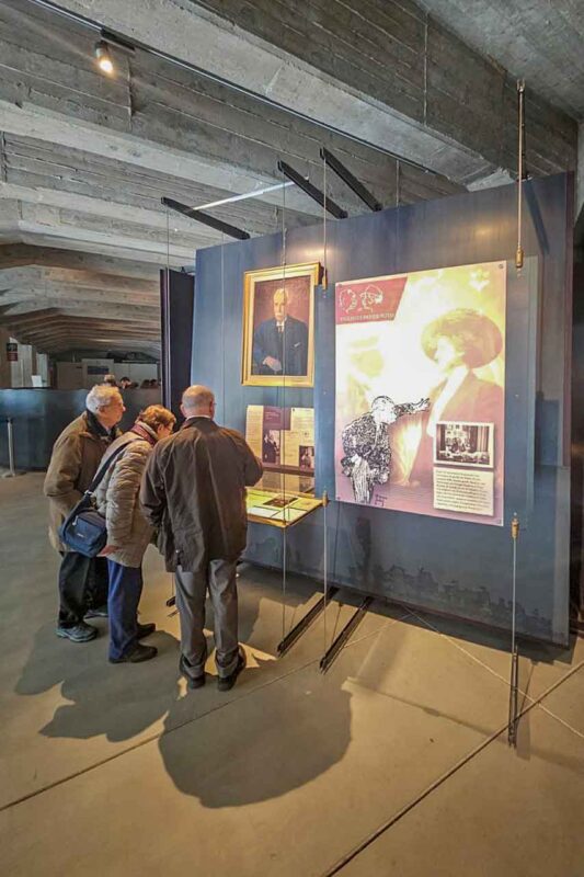 Wnętrze Memoriale della Shoah w Mediolanie, ujęcie szczegółów wystawy