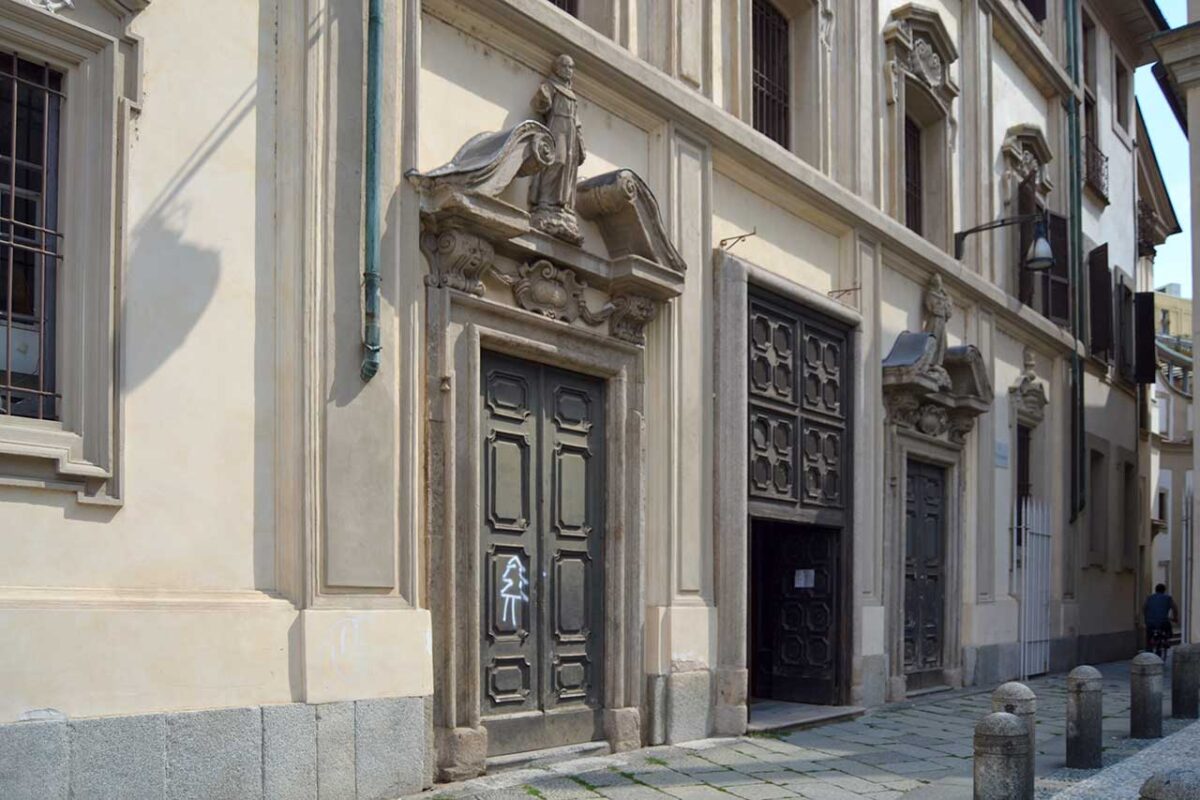 Fasada i wejście do kościoła San Bernardino alle Ossa, prowadzące do wnętrza z ossuarium pełnym zabytkowych relikwii.