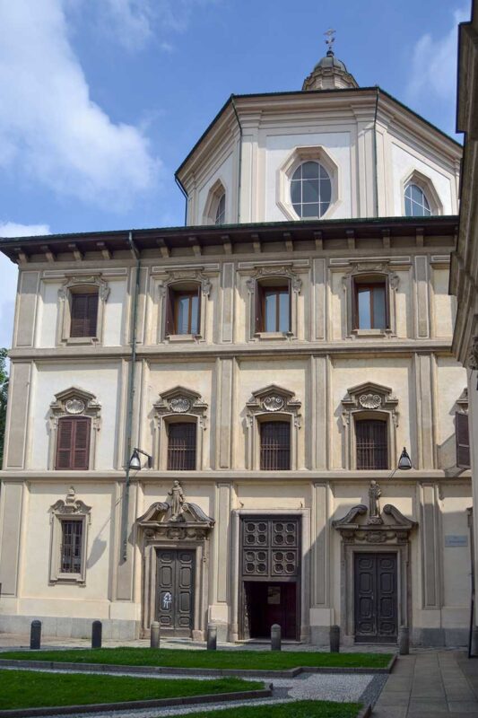 Zewnętrzny widok na kościół San Bernardino alle Ossa w Mediolanie, znany z ossuarium wypełnionego ludzkimi kośćmi i czaszkami.