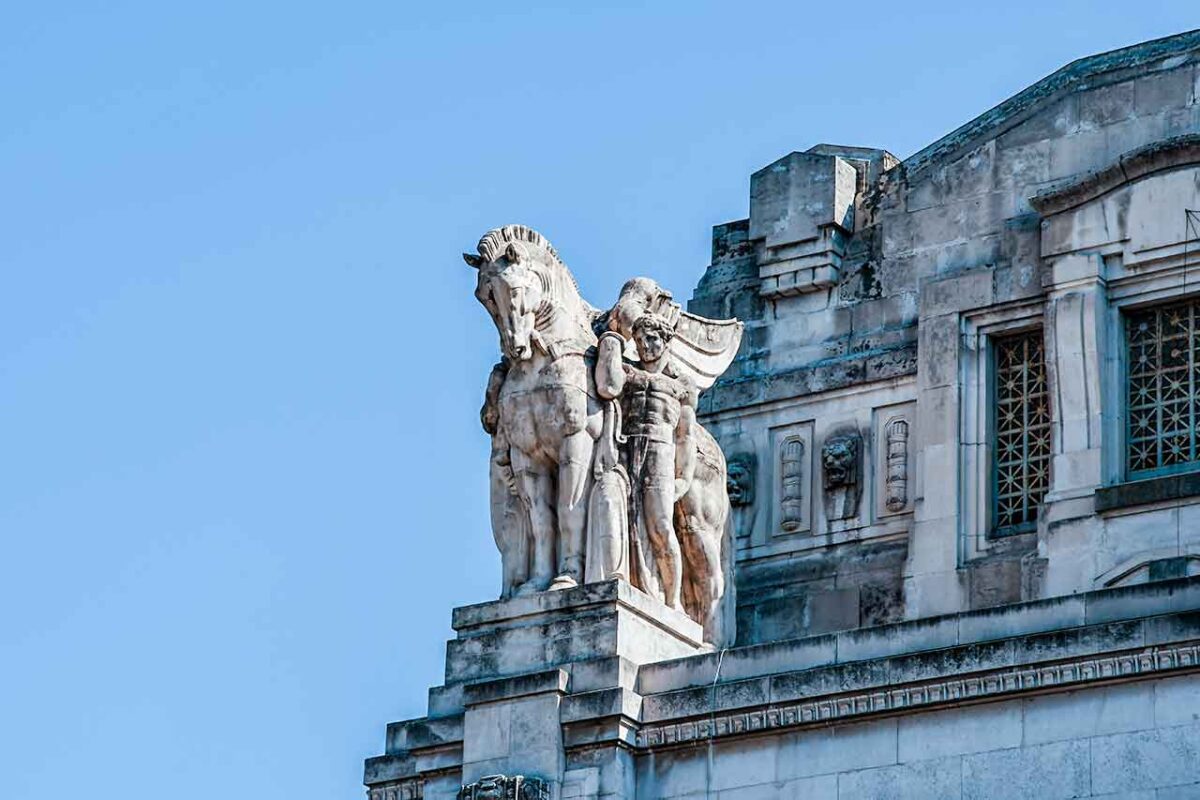Detale budynku Stacji Głównej w Mediolanie, symbol architektury monumentalnej
