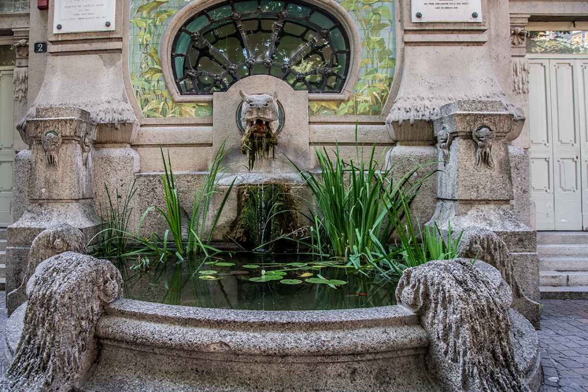 Acquario Civico w Mediolanie to jedno z najstarszych akwariów w Europie, otwarte w 1906 roku. Znajduje się w Parco Sempione i prezentuje różnorodne gatunki fauny i flory wodnej. Budynek akwarium jest również przykładem secesyjnej architektury