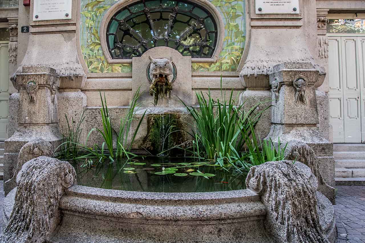 Acquario Civico w Mediolanie to jedno z najstarszych akwariów w Europie, otwarte w 1906 roku. Znajduje się w Parco Sempione i prezentuje różnorodne gatunki fauny i flory wodnej. Budynek akwarium jest również przykładem secesyjnej architektury