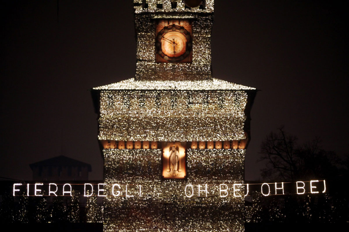 Fiera degli Oh Bej! Oh Bej! to coroczny jarmark w Mediolanie, odbywający się w grudniu w okolicach Castello Sforzesco, oferujący lokalne rzemiosło, jedzenie i świąteczną atmosferę.