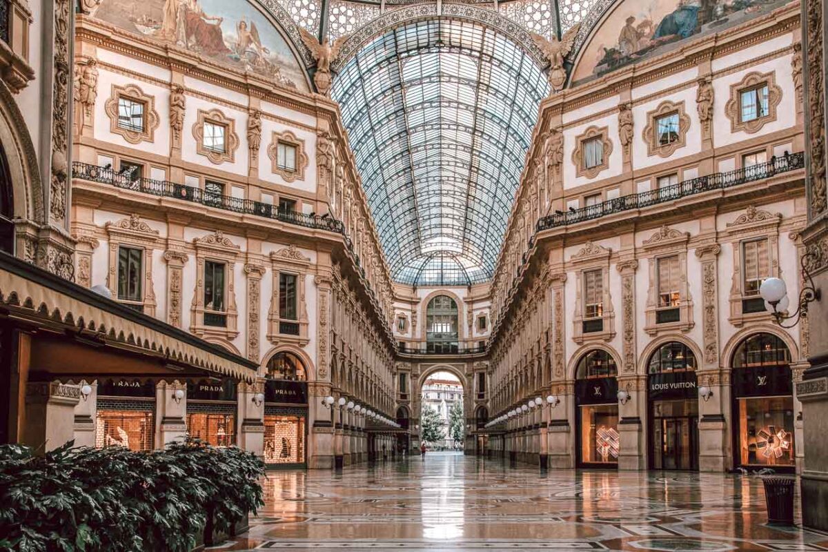 Opustoszała Galleria Vittorio Emanuele II w Mediolanie o poranku, ukazująca architektoniczne detale w spokojnej atmosferze przed przybyciem odwiedzających.