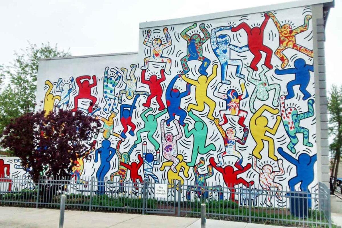 Mural "We Are The Youth" autorstwa Keitha Haringa, dynamiczna kompozycja postaci symbolizująca jedność, energię i ducha młodości.