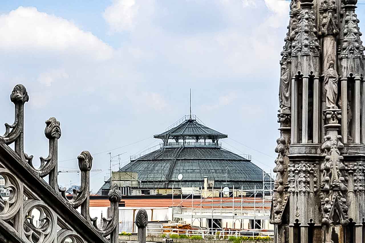 Impresyjna kopuła Gallerii Vittorio Emanuele II w Mediolanie, z przeszklonym dachem, symbol elegancji XIX-wiecznej architektury.