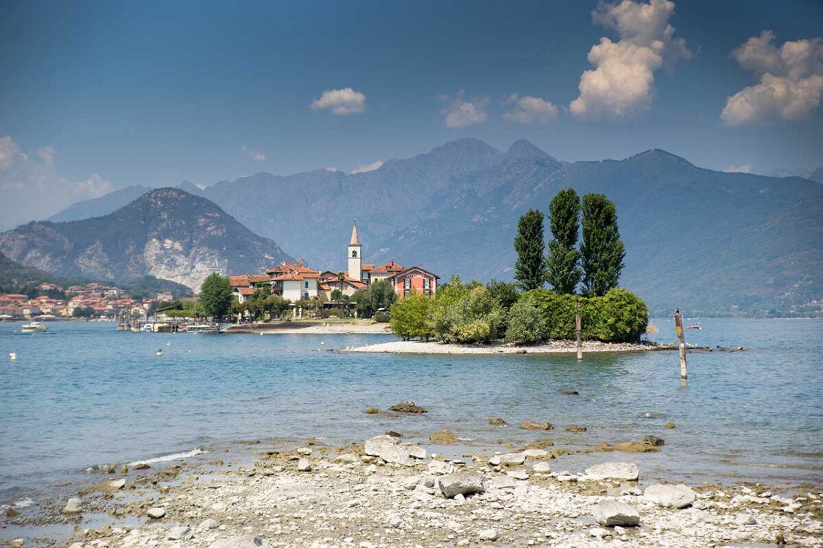Malowniczy widok na Isola dei Pescatori z jeziora Maggiore, wyspa znana z urokliwych domków rybackich i spokojnej atmosfery.