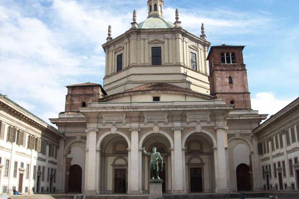 Bazylika San Lorenzo Maggiore w Mediolanie, imponująca budowla o bogatej historii, z charakterystycznymi kolumnami i mozaikami.