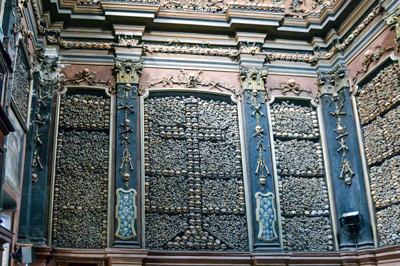 Ossuarium w kościele San Bernardino alle Ossa w Mediolanie