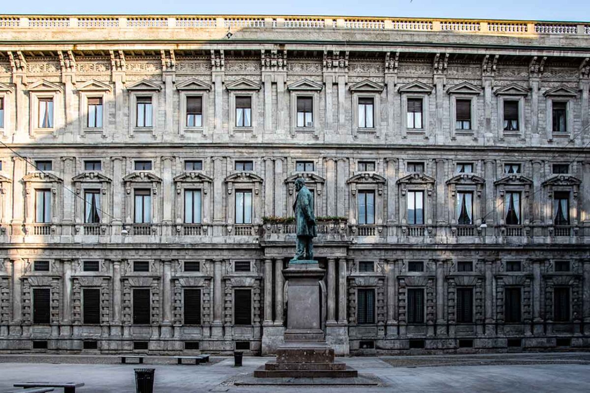 Palazzo Marino w Mediolanie, renesansowy pałac miejski będący siedzibą władz miasta, z fasadą pełną historycznych detali.