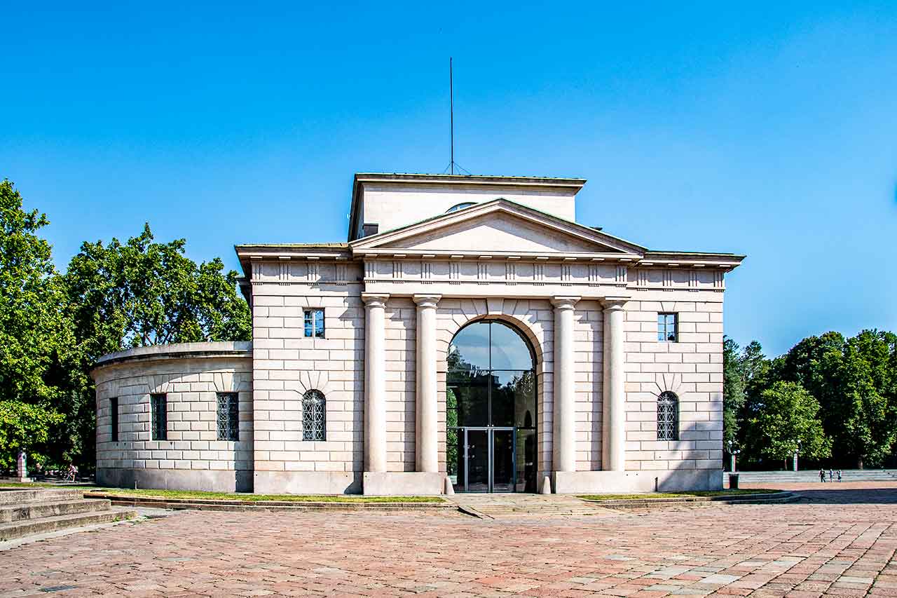 Casello przy Bramie Sempione w Mediolanie, zabytkowy budynek stróżówki stanowiący część historycznego kompleksu architektonicznego bramy.