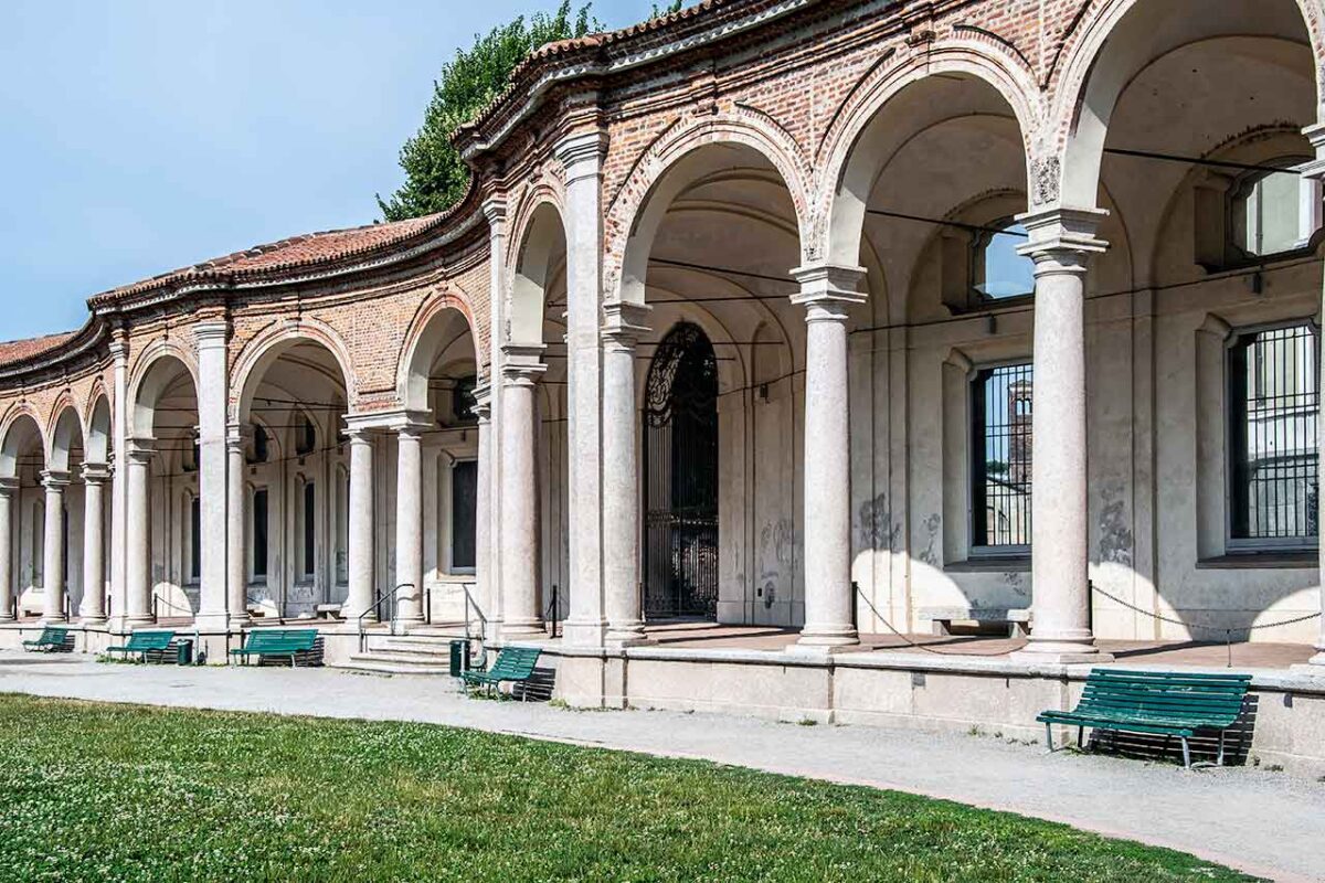 Rotonda della Besana w Mediolanie, historyczna budowla z charakterystycznym dziedzińcem otoczonym arkadami, często wykorzystywana do wydarzeń kulturalnych.