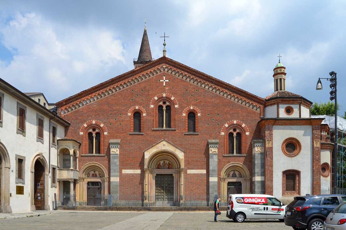 Kościół Sant'Eustorgio w Mediolanie, zabytkowa budowla o surowej fasadzie, znana z bogatej historii i przechowywania relikwii Trzech Króli.