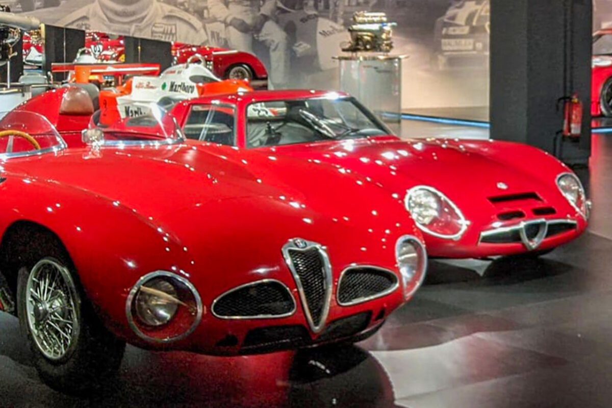 Oficjalne Muzeum Alfa Romeo w Arese, prezentujące zabytkowe modele, historię i dziedzictwo ikonicznej włoskiej marki samochodowej.