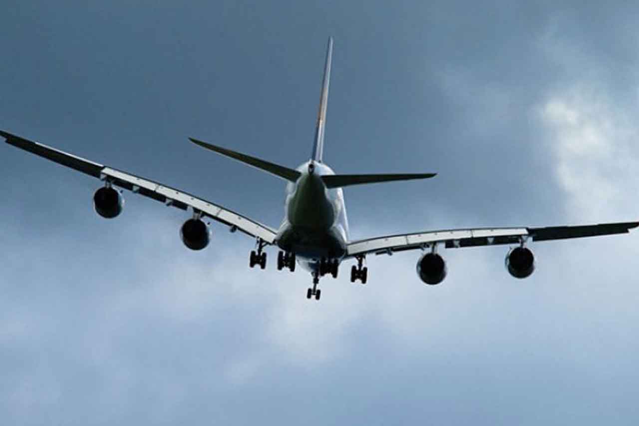 Opcje dojazdu do Mediolanu, w tym loty na lotniska Malpensa, Linate i Bergamo, połączenia kolejowe oraz trasy dojazdowe samochodem.