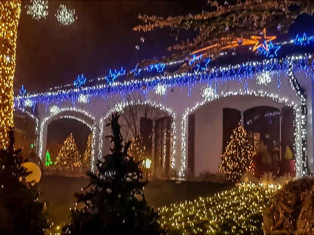 Świąteczny Dom Świętego Mikołaja w Melegnano, ozdobiony tysiącami światełek i dekoracji, tworzy magiczną atmosferę podczas okresu bożonarodzeniowego.