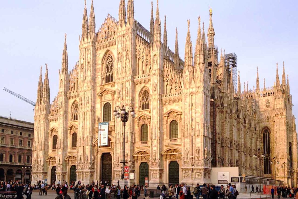 Imponująca Katedra Mediolańska Duomo, arcydzieło gotyckiej architektury, będące symbolem Mediolanu i jedną z największych katedr na świecie.
