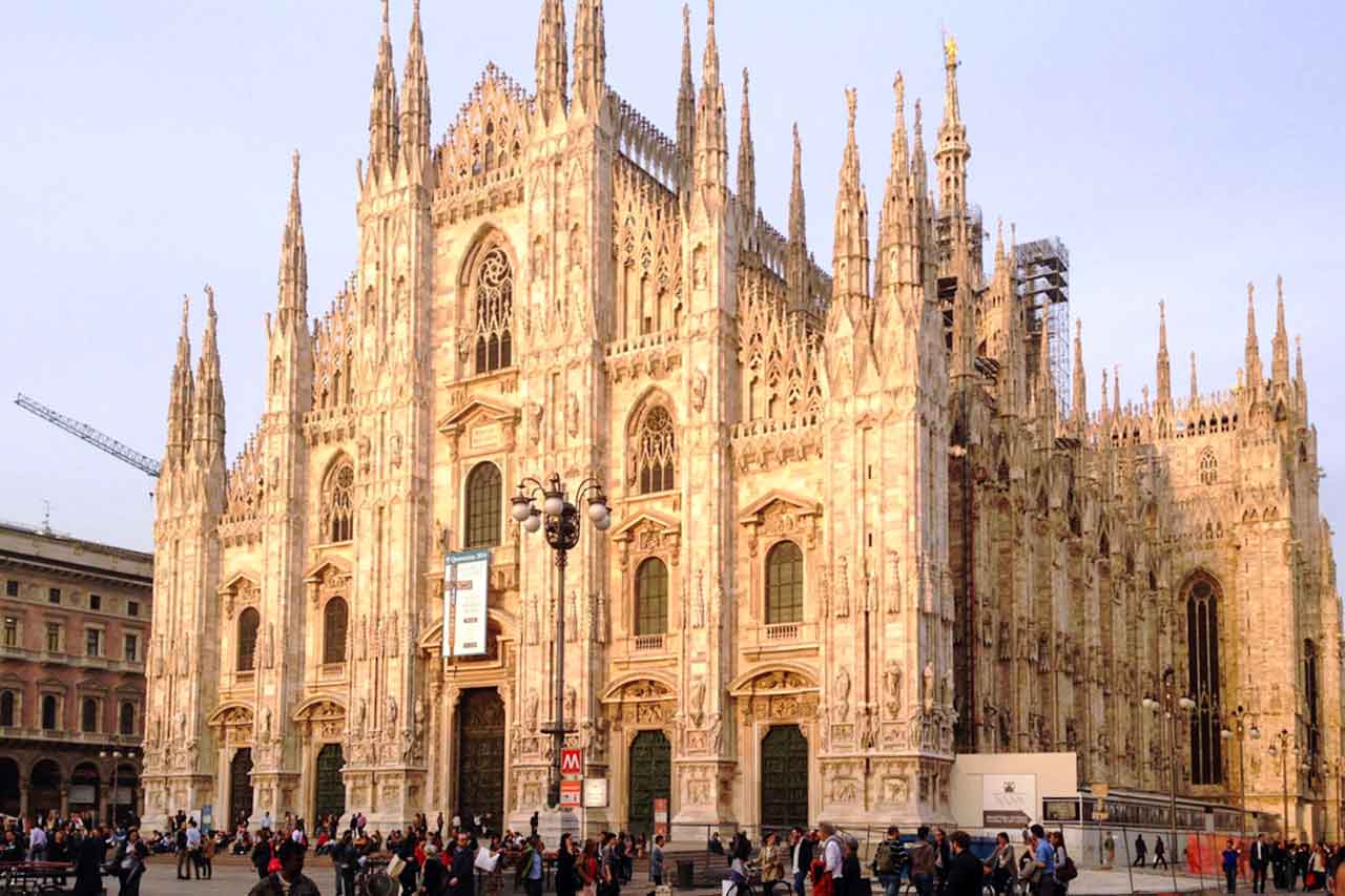 Imponująca Katedra Mediolańska Duomo, arcydzieło gotyckiej architektury, będące symbolem Mediolanu i jedną z największych katedr na świecie.