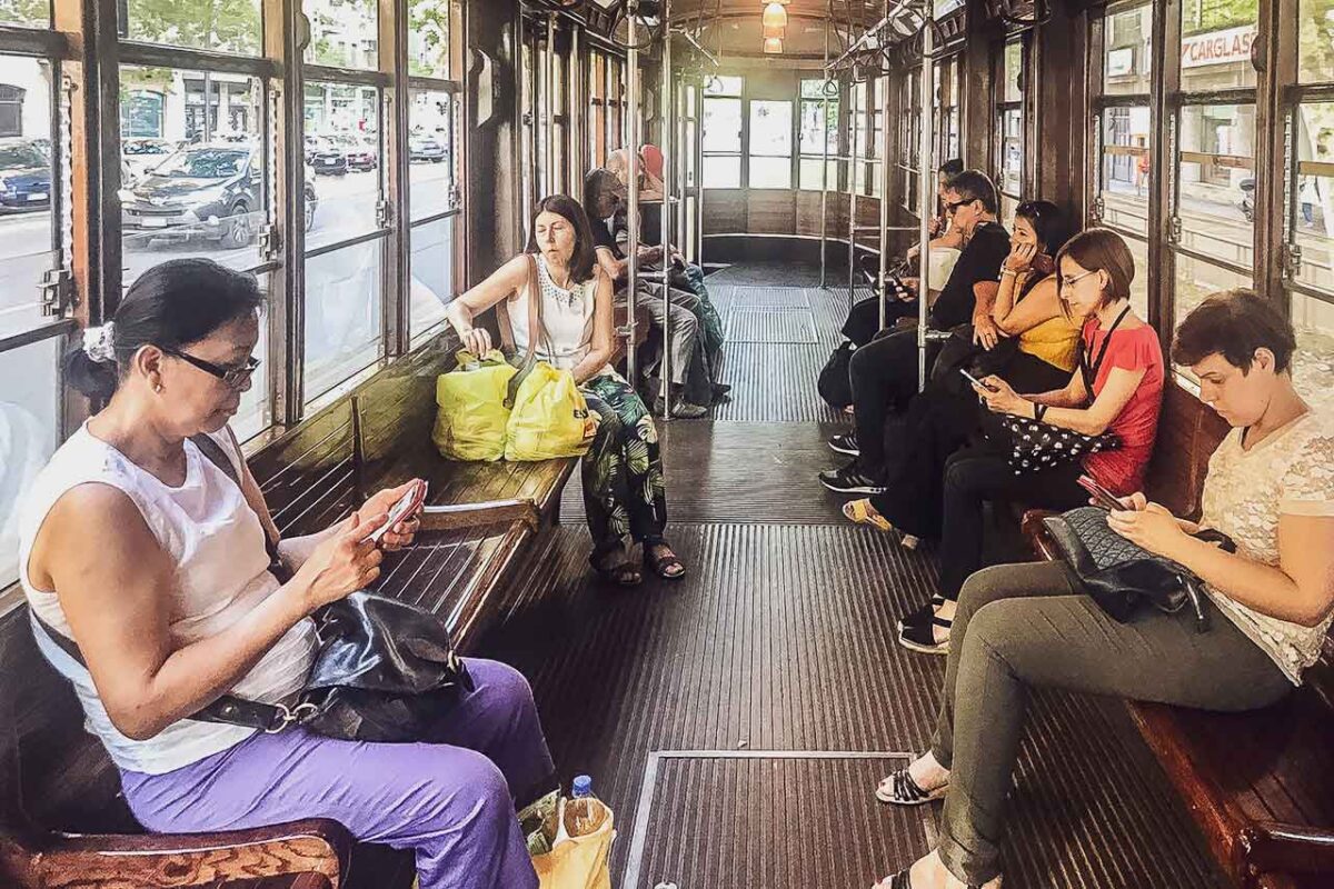 Ludzie podróżujący zabytkowym mediolańskim tramwajem, stanowiącym część historycznego systemu transportu miejskiego w Mediolanie.
