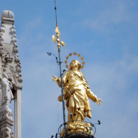 Złota figura Madonniny na szczycie katedry Duomo w Mediolanie, symbol miasta i opiekunka jego mieszkańców