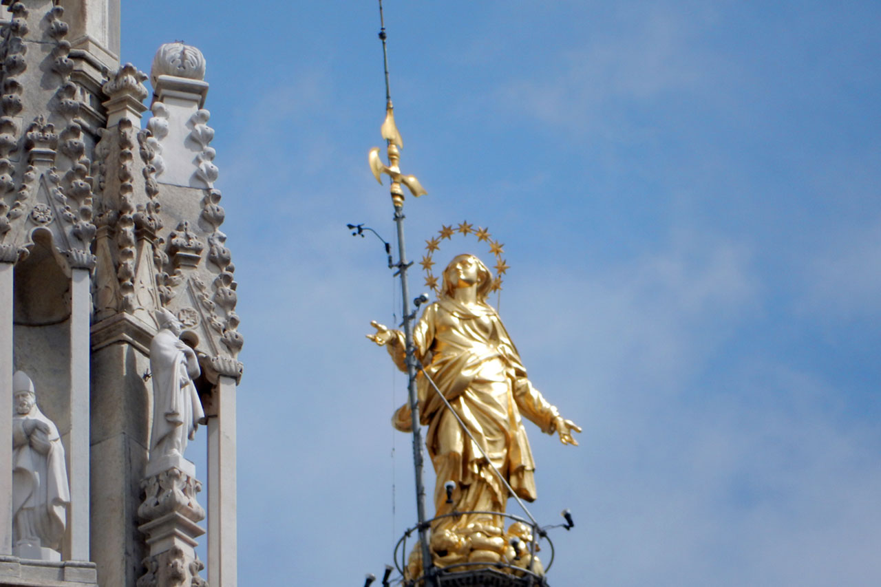 Złota figura Madonniny na szczycie katedry Duomo w Mediolanie, symbol miasta i opiekunka jego mieszkańców