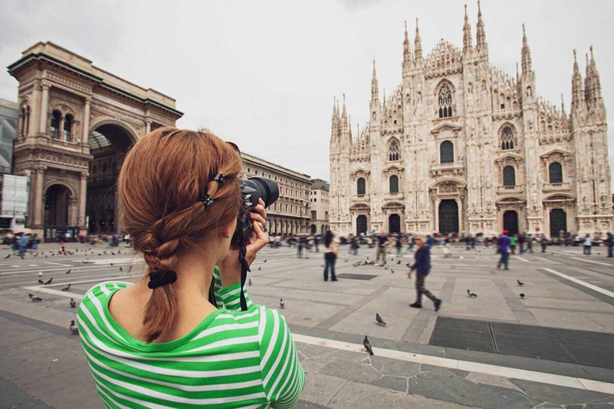Różne karty miejskie Mediolanu, takie jak MilanoCard i Milan Pass, oferujące zniżki na atrakcje oraz transport publiczny, idealne dla turystów.