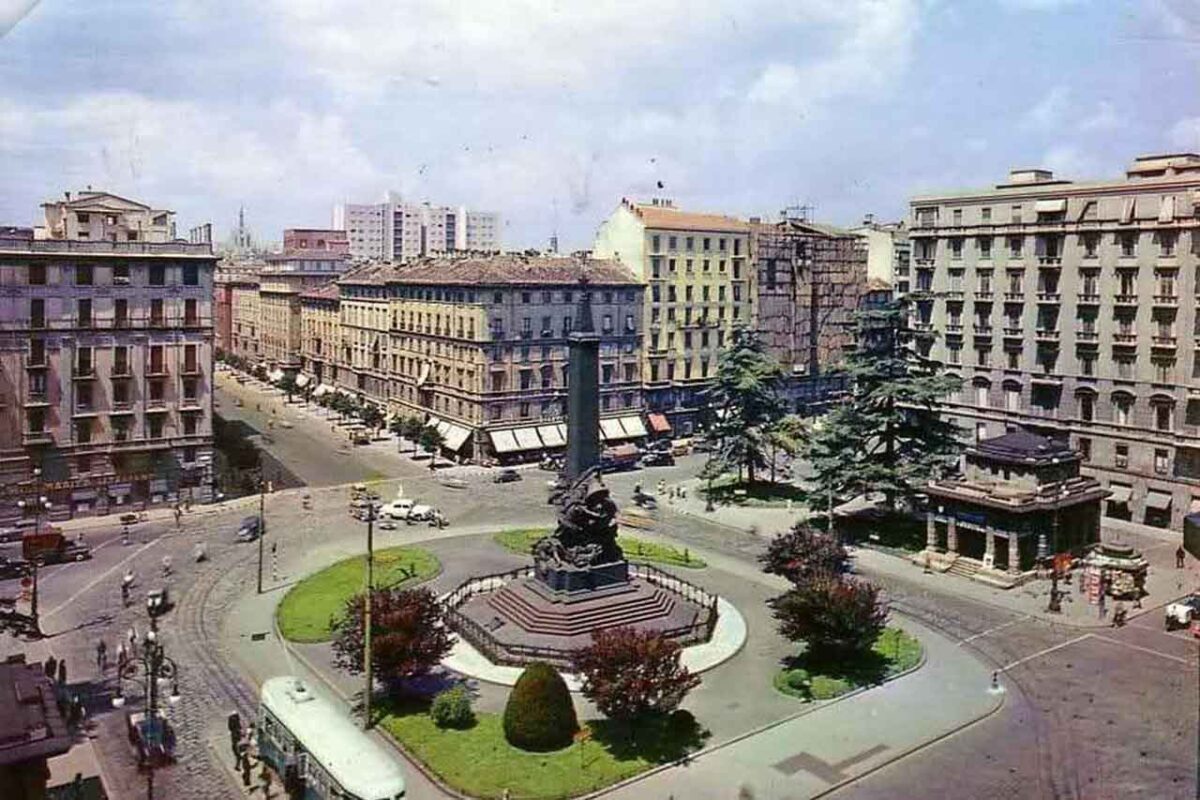 Piazza Cinque Giornate w Mediolanie, plac upamiętniający pięciodniowe powstanie przeciwko Austriakom, z centralnym pomnikiem symbolizującym walkę o wolność.