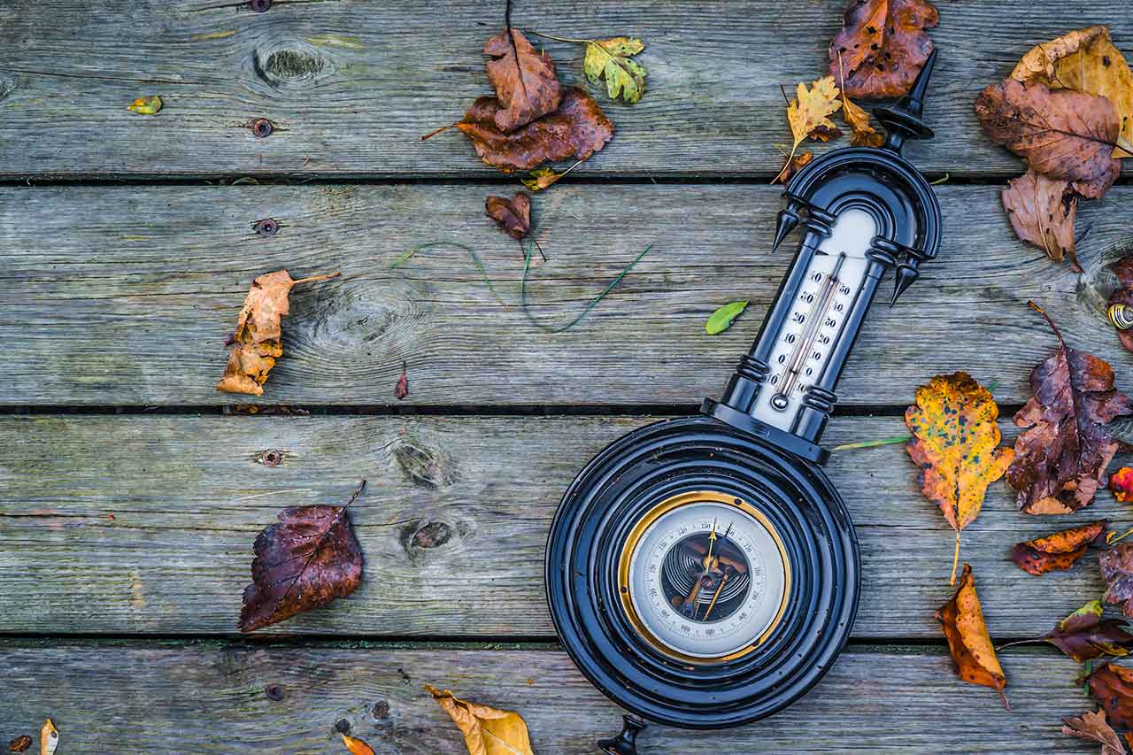 Barometr służący do pomiaru ciśnienia atmosferycznego, pomocny w przewidywaniu zmian pogody, takich jak deszcz lub słoneczne dni.