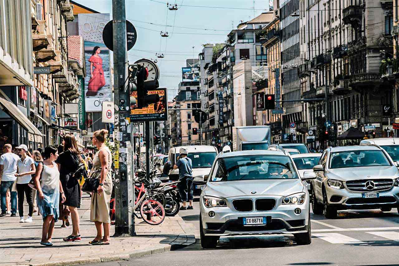 Samochody na Corso Buenos Aires w Mediolanie, jednej z głównych arterii handlowych miasta, często zatłoczonej, zwłaszcza w godzinach szczytu.