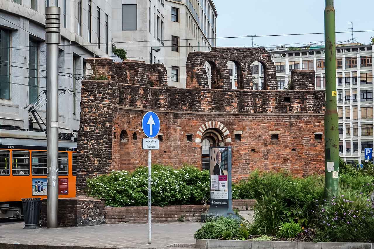 Ruiny kościoła San Giovanni in Conca na Piazza Missori w Mediolanie, zachowany fragment krypt i fundamentów średniowiecznej świątyni.