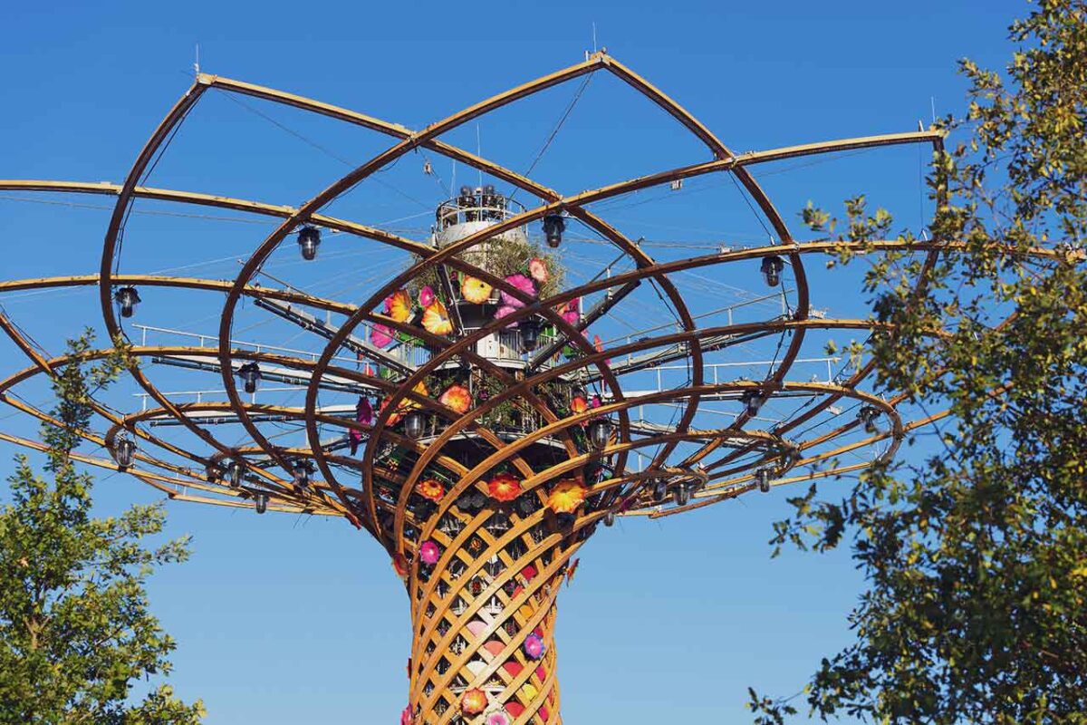 Tree of Life, symbol Expo Milano 2015, rzeźba z efektami świetlnymi i wodnymi