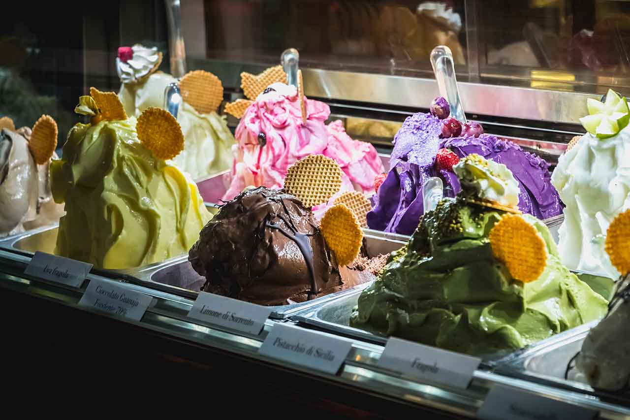 Tradycyjne włoskie gelato serwowane w mediolańskich lodziarniach, popularny przysmak wśród mieszkańców i turystów.