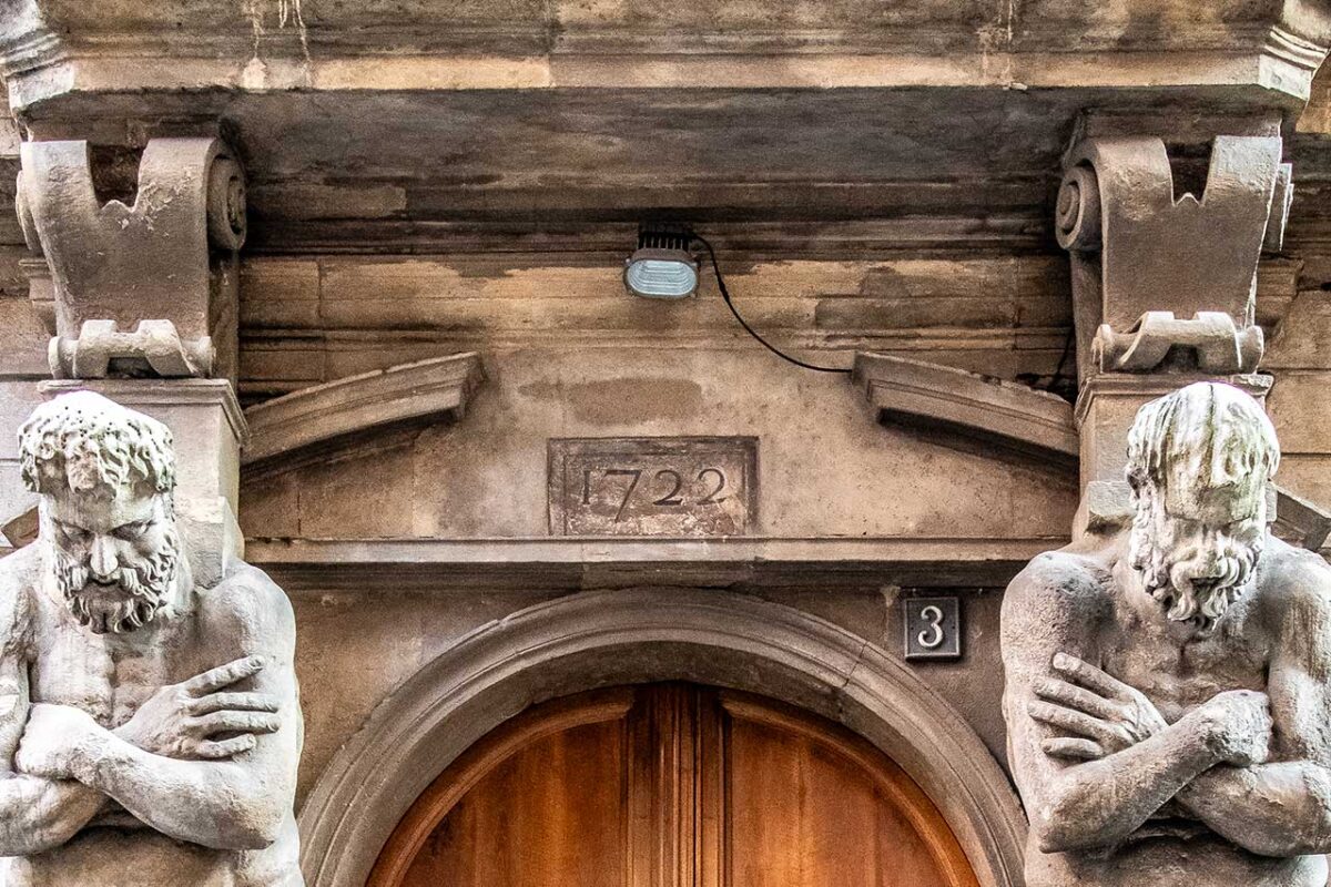 Detal fasady Casa degli Omenoni przedstawiający numer 1772 nad głównym wejściem.