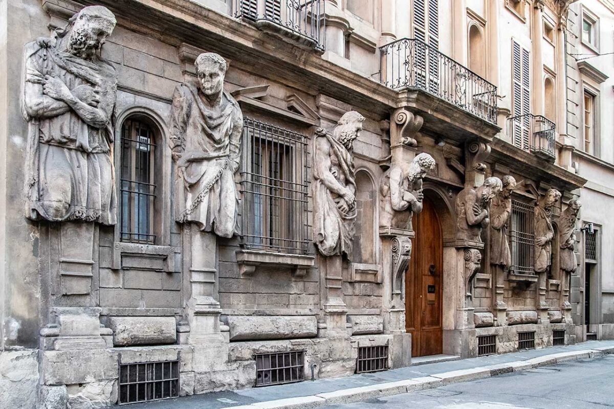 The façade of Casa degli Omenoni in Milan, featuring eight distinctive telamons, an example of Renaissance architecture.