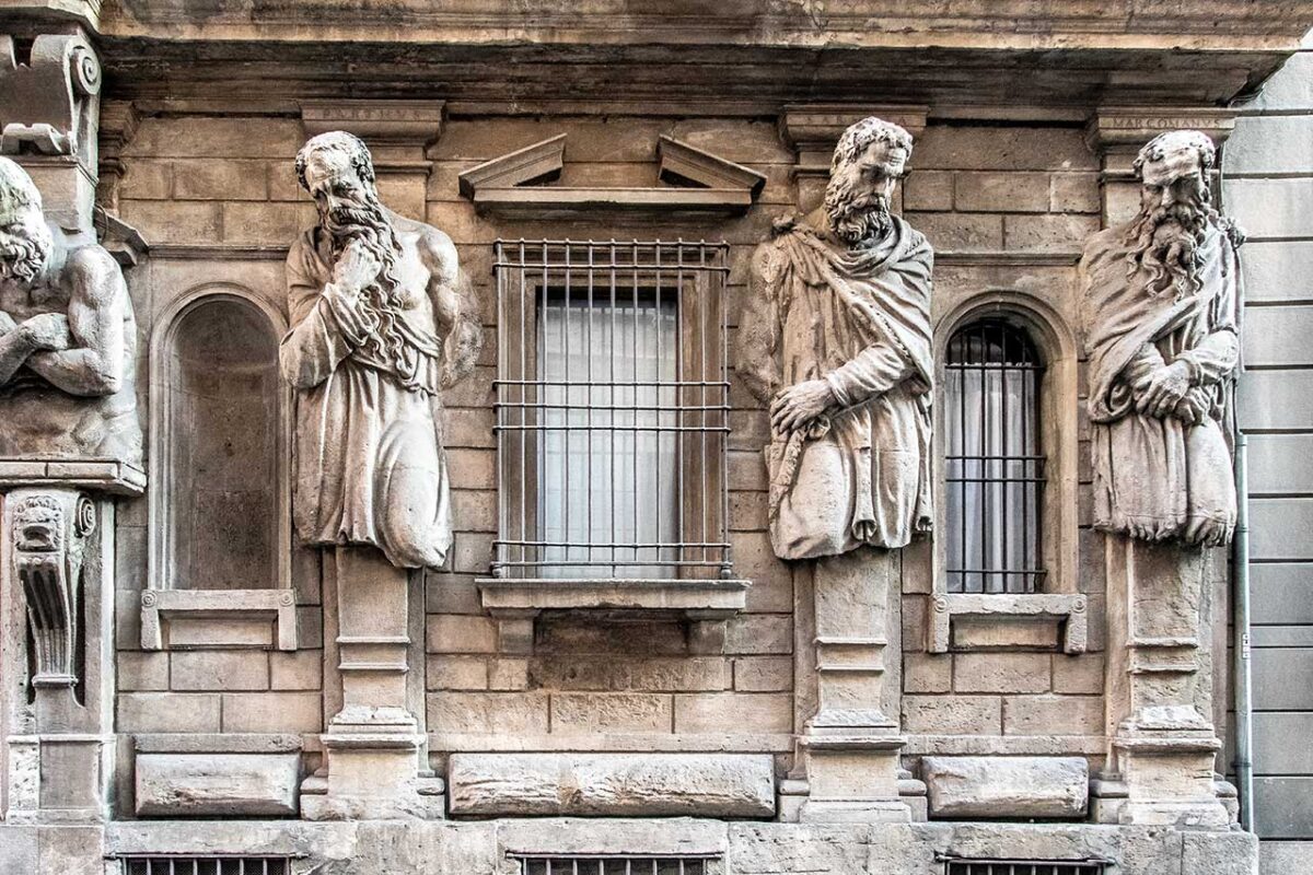 Cztery telamony po prawej stronie wejścia do Casa degli Omenoni, będące elementem dekoracyjnym fasady