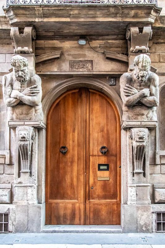Zdobione wejście do Casa degli Omenoni w Mediolanie z rzeźbionymi detalami i klasycznym portalem