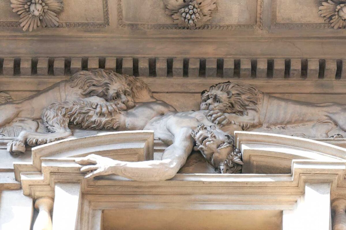 Płaskorzeźba na fasadzie Casa degli Omenoni przedstawiająca satyra atakowanego przez dwa lwy.